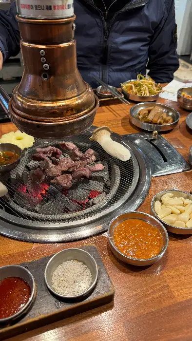 숯불 위에서 익고 있는 고기
