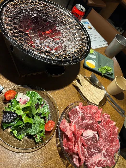 숯불 위에서 구워지는 고기와 야채