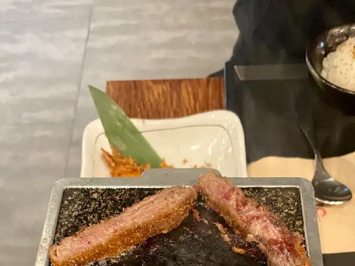 화로에 구워지는 규카츠 조각