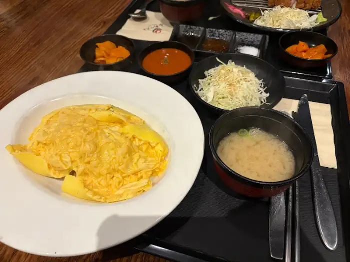 오므라이스와 곁들임 반찬