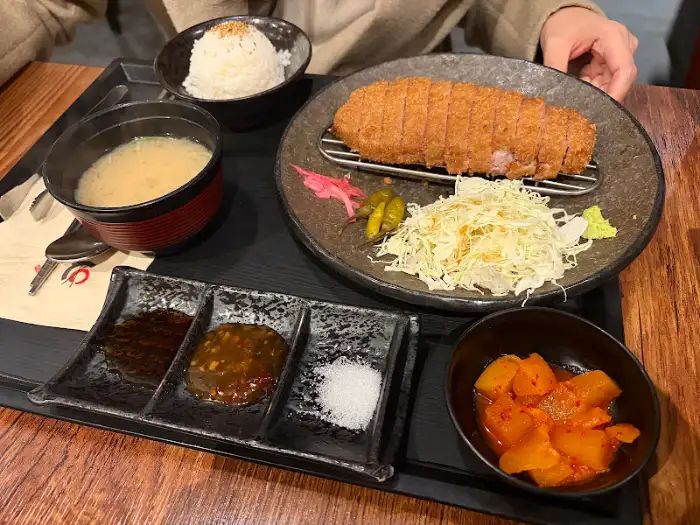 돈카츠와 밥, 국, 곁들임 소스