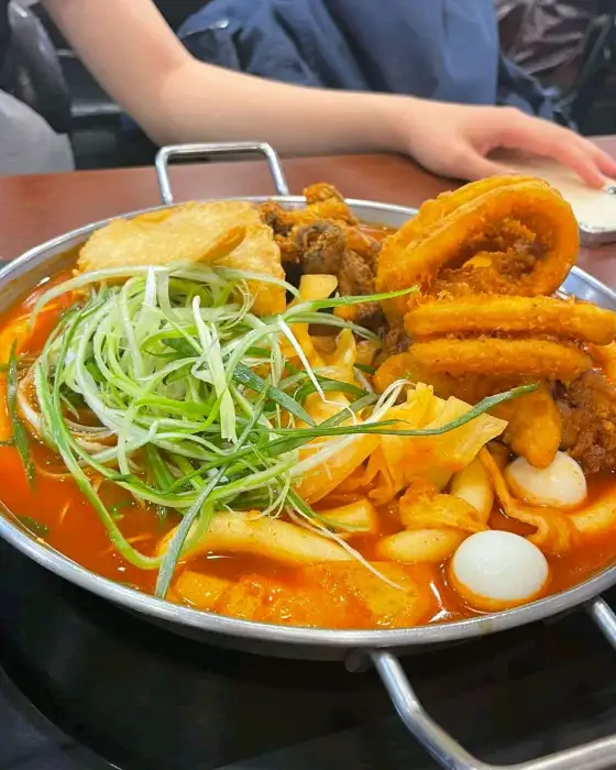 오징어 튀김이 올라간 오짱 떡볶이
