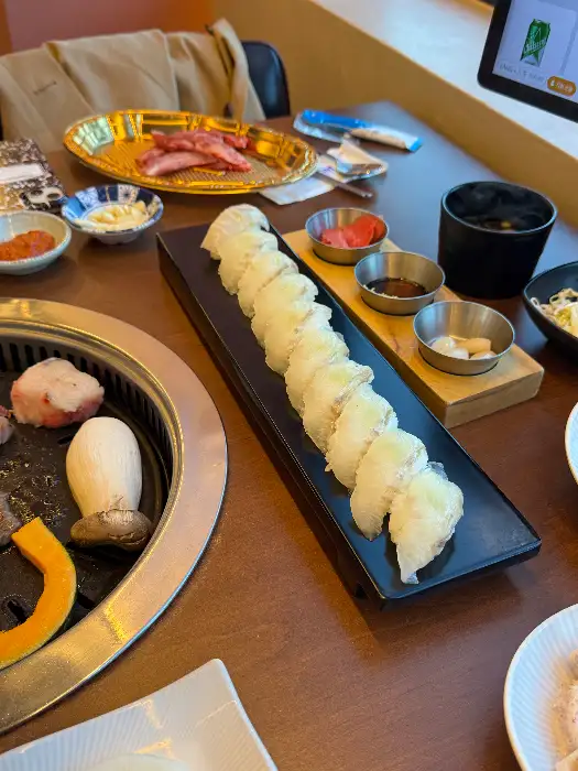 그릴 위에서 맛있게 익어가는 소고기 조각들