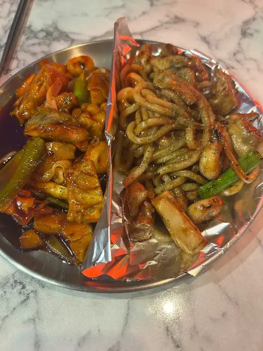 우동 사리가 듬뿍 들어간 숯불 치킨
