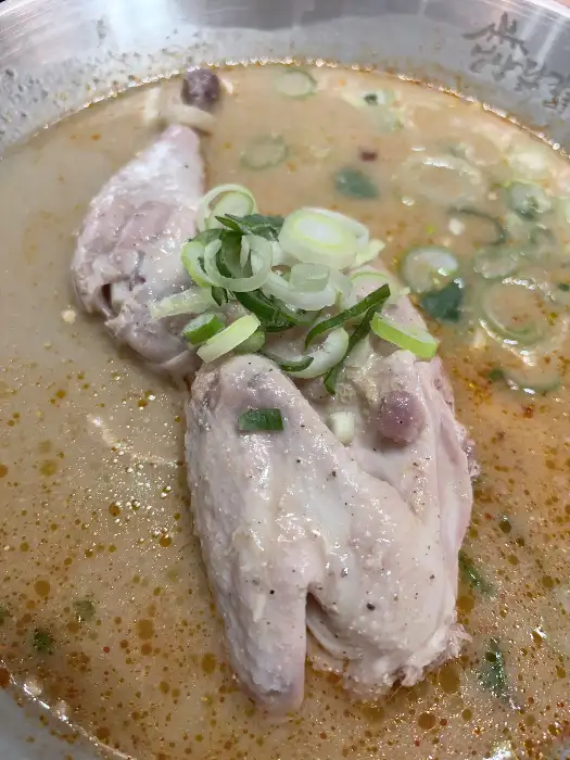 그릇에 담긴 닭칼국수와 곁들임 반찬