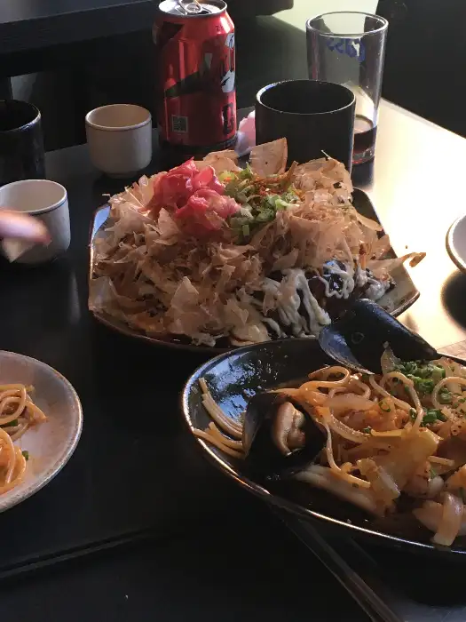 통통한 면발과 풍성한 고명이 올라간 야끼소바 사진