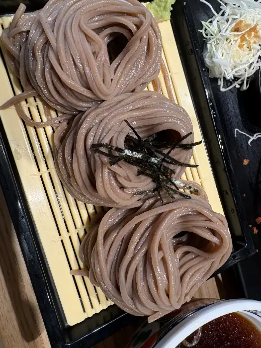 정갈하게 담긴 소바 면
