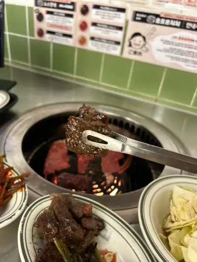 숯불 위에서 구워지는 고기