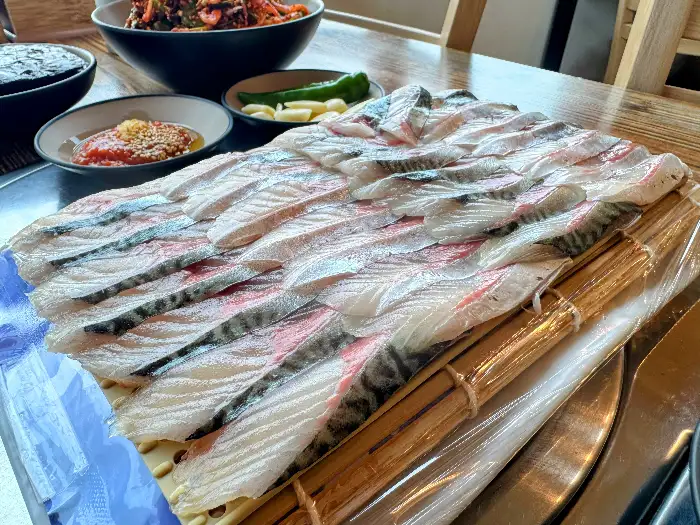 테이블 위에 차려진 푸짐한 고등어회 한 상