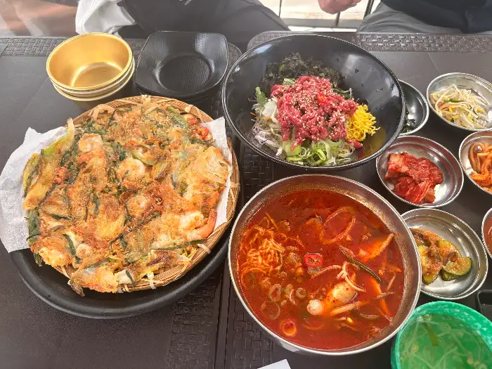 테이블 위에 놓인 여러 가지 음식들