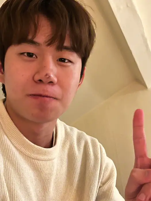 식사 후 만족스러운 표정의 방문객