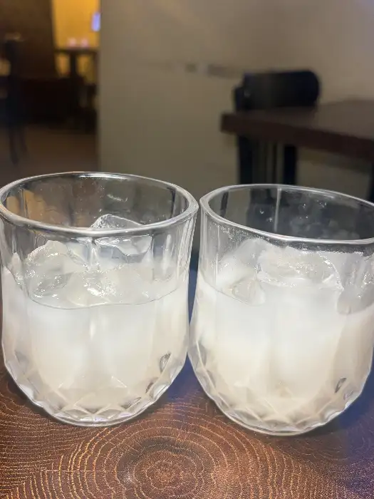 시원한 하이볼 두 잔