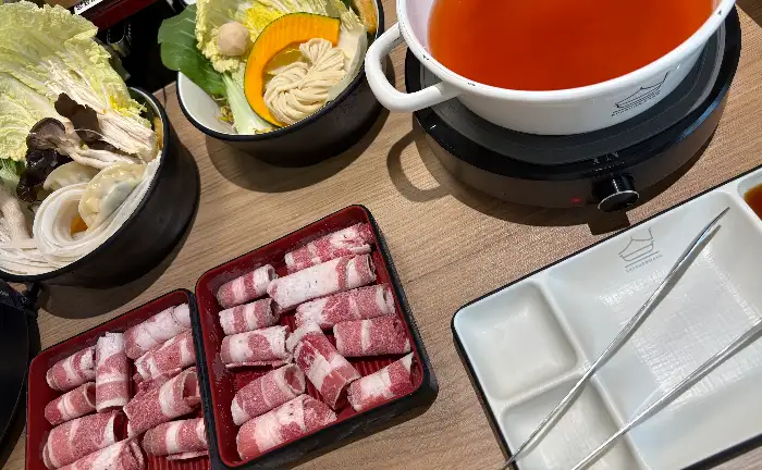 붉은 육수가 인상적인 1인 샤브샤브 냄비