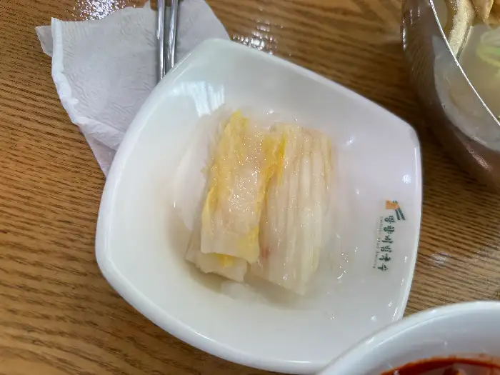접시에 담긴 백김치