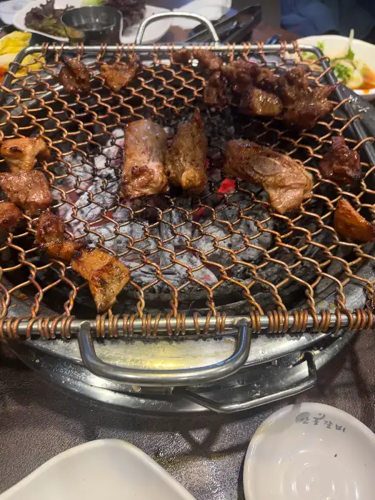 잘 익은 돼지갈비를 집는 모습