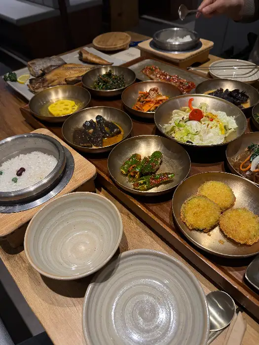 식탁 위에 차려진 다양한 반찬들과 솥밥