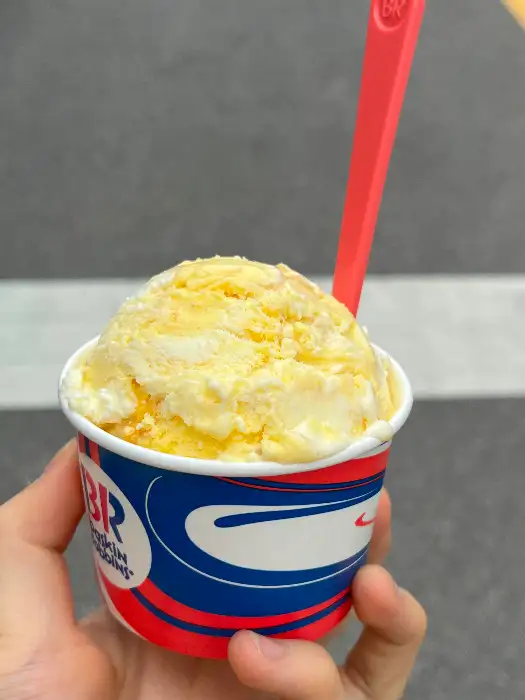 아이스크림이 담긴 컵