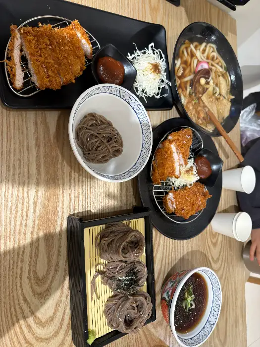 다양한 면 요리와 돈까스, 소바