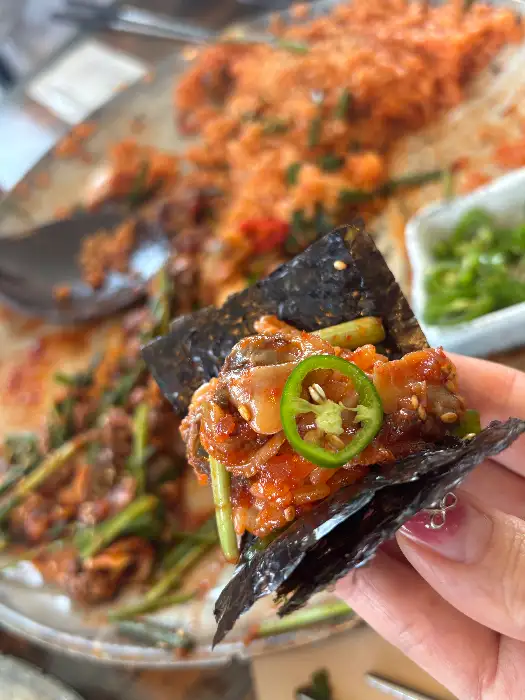 김 위에 꼬막 올린 비빔밥