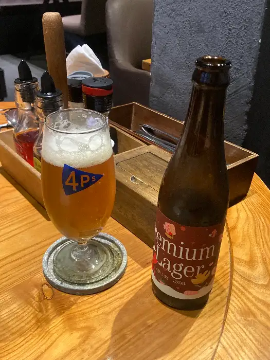 시원한 맥주와 함께 나온 음식