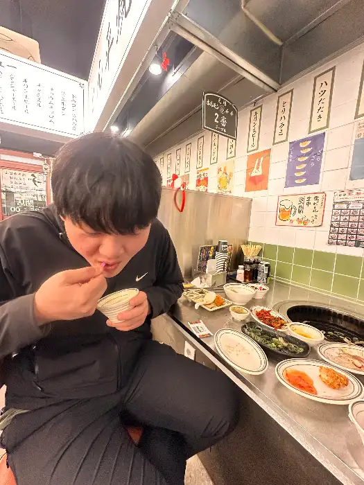가게 내부 모습과 식사하는 사람