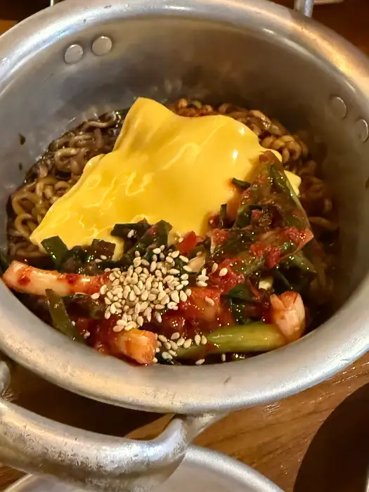 치즈가 듬뿍 올라간 볶음면