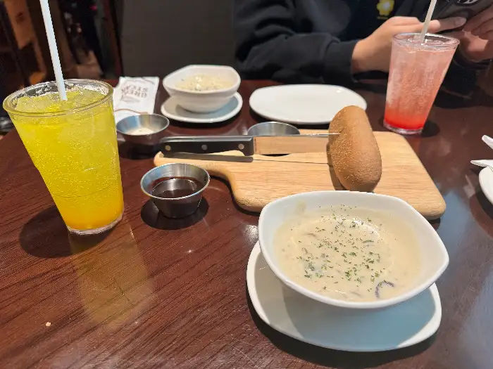 런치 메뉴로 주문한 스테이크와 스프, 에이드