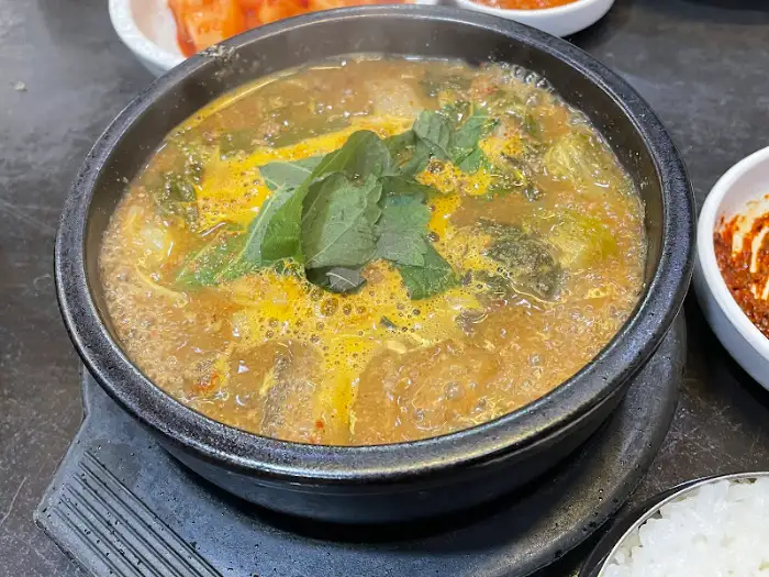 진한 국물의 소고기보신탕