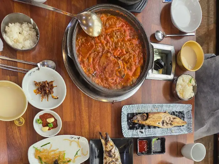 따뜻한 찌개가 담긴 뚝배기