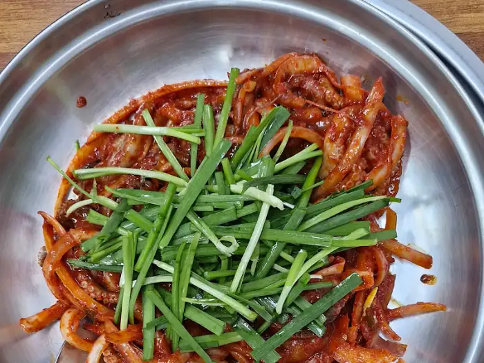 쭈꾸미 볶음 위에 듬뿍 올라간 파채