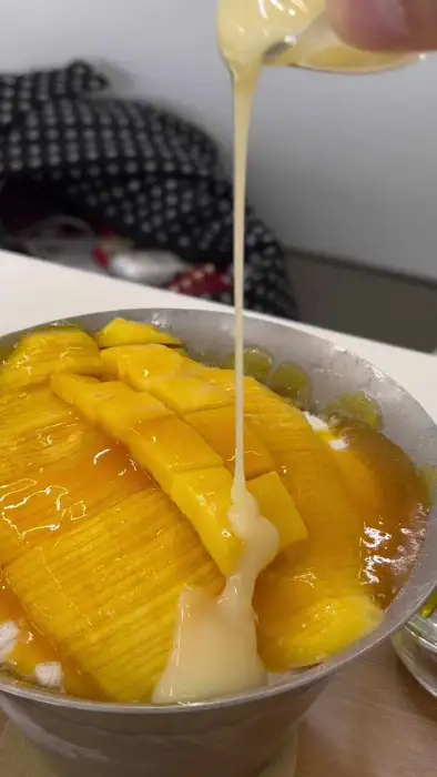 연유 뿌리는 모습