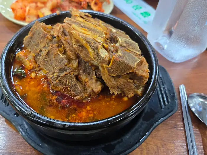 다른 각도에서 찍은 뼈해장국 사진. 뼈에서 풍성하게 나온 살코기가 눈길을 끈다.