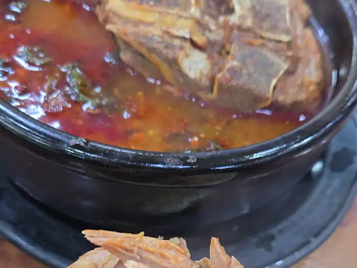 뼈에서 발라낸 살코기가 접시에 담겨 있다.