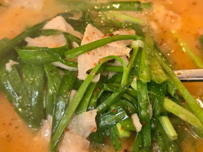 부드러운 항정살과 신선한 부추의 조화