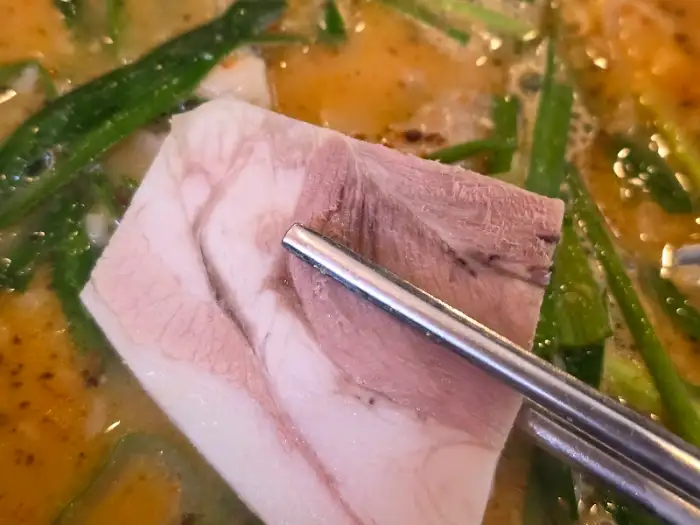 잘 삶아진 항정살의 섬세한 결