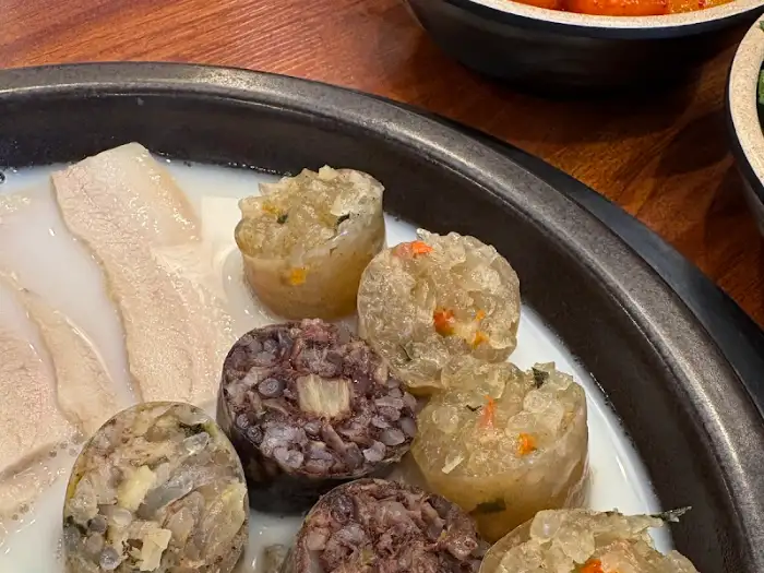 먹음직스러운 순대와 부드러운 수육