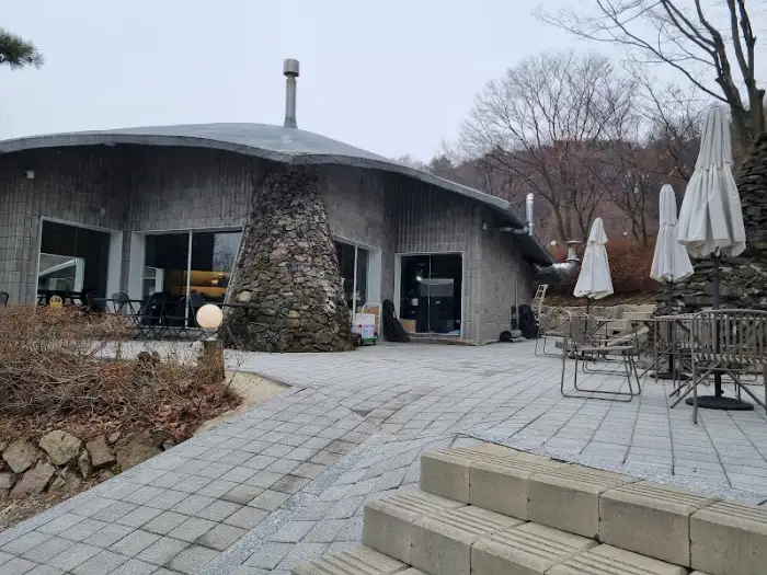 애플로망스 빵과 커피잔