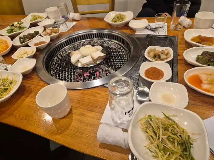 숯불 위에서 구워지는 한우