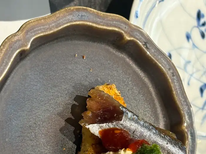 정갈하게 담긴 작은 접시의 음식