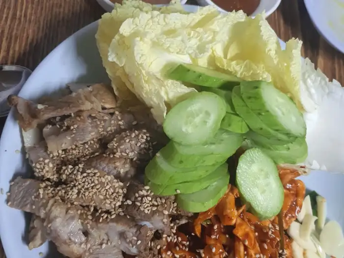 보쌈과 한치무침의 확대 사진