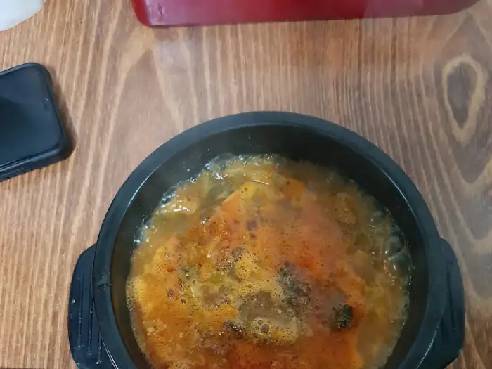 따뜻하게 끓고 있는 시래기국
