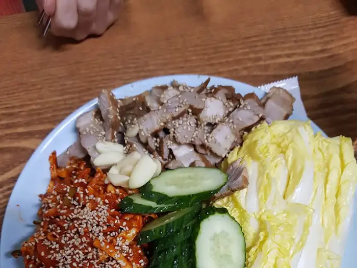 다시 한번 보이는 보쌈과 한치무침의 조합