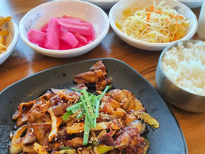 쭈꾸미 세트 메뉴의 피자와 밥