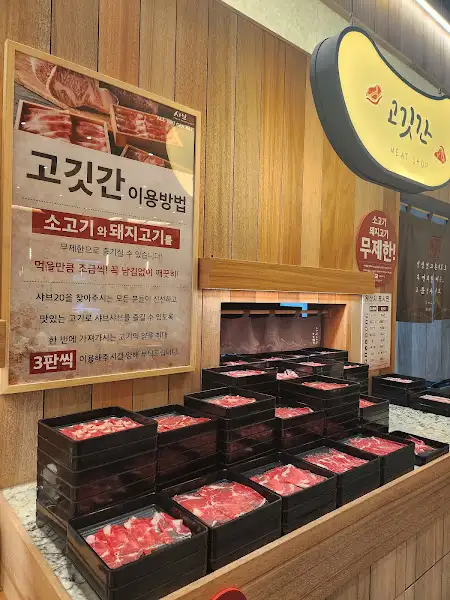 진열된 신선한 소고기와 돼지고기