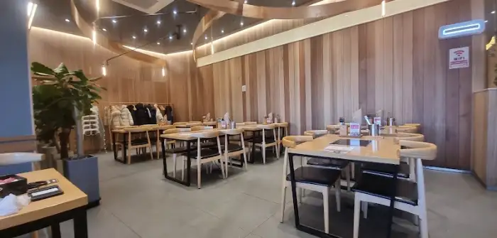테이블에 세팅된 샤브샤브 냄비와 식기구