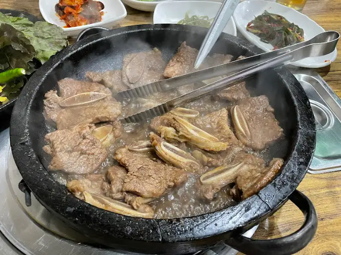 집게로 집은 LA갈비