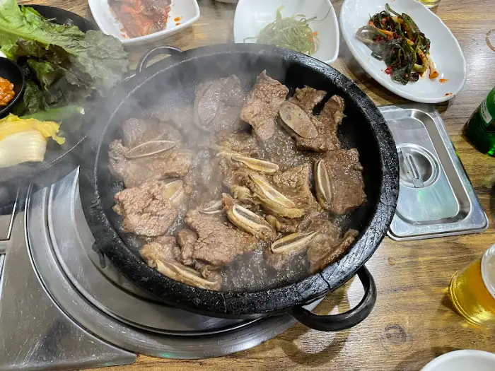 쌈 채소에 싼 LA갈비