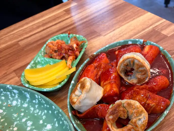떡볶이와 곁들임 반찬