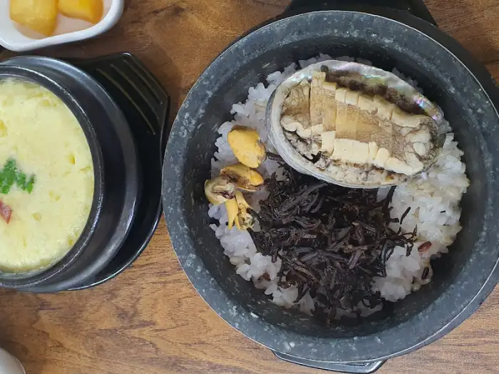 부드러운 계란찜과 해산물 덮밥