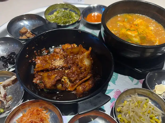 푸짐하게 차려진 한 상 차림, 고기, 찌개, 밥, 여러 반찬